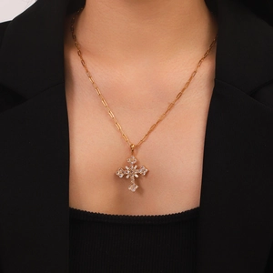 Collier chaîne trombone en acier inoxydable doré avec pendentif croix serti de zircons