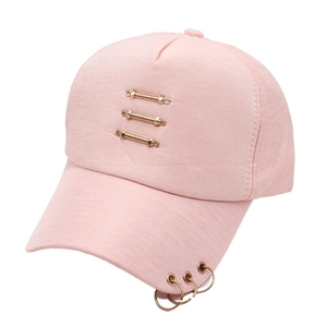 Casquette punk rose avec anneaux métalliques dorés et boulons décoratifs sur fond blanc