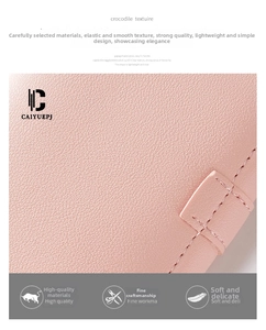 Dettaglio del portafoglio in pelle rosa con texture pregiata e cuciture fatte a mano