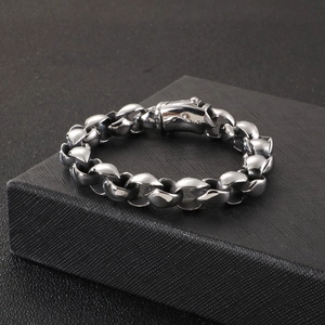 Gros plan d'un bracelet pour homme en acier inoxydable argenté sur un écrin en cuir noir