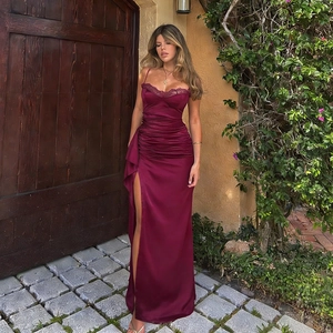 Robe de soirée élégante en satin bordeaux avec dentelle et fente haute en extérieur