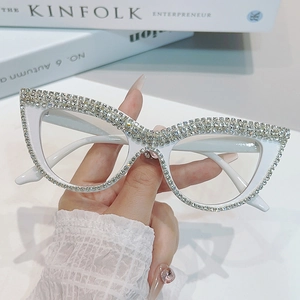 Lussuosi occhiali da sole bianchi cat-eye con decorazioni in strass scintillanti