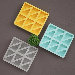 Vista superior del molde cuadrado de silicona para queso con nueve cavidades triangulares