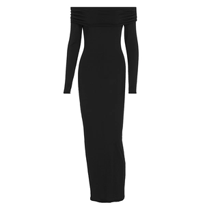Détail de l'encolure Bardot noire et du buste plissé sur une robe longue ajustée