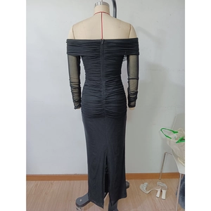 Détail d'une robe longue noire à épaules dénudées avec tissu froncé et fente au dos