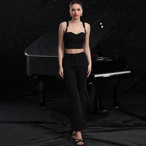 Détail d'un ensemble chic à rayures noires avec haut court et pantalon évasé élégant