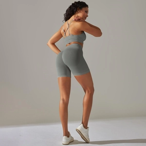 Detail des graugrünen Yoga-Sets mit Multi-Cross-Back-BH und High-Waist-Shorts