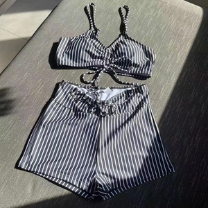 Set bikini a righe bianche e nere con top a coulisse e pantaloncini a vita alta piatti