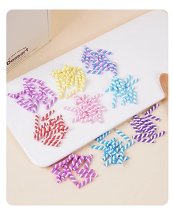 Gros plan de guimauves en argile colorée et mini bonbons pour l'artisanat de bricolage