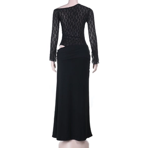 Vue arrière d'une robe noire à une épaule avec manches en dentelle florale et jupe longue