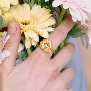 Anillo de margarita en oro 18K con abeja en pétalos de girasol y flores frescas