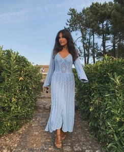 Détail de la robe en maille crochet bleu clair avec motifs géométriques ajourés