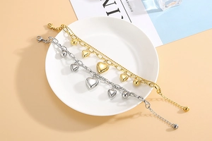 Détail du bracelet double couche avec pendentif cœur en acier doré et argenté