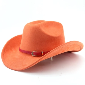 Detail eines orangen Wildleder-Cowboyhuts mit rotem Lederband und goldener Schnalle