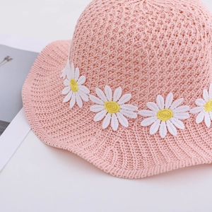 Pink crocheted summer straw hat for girls featuring white daisy floral accents for sun protection