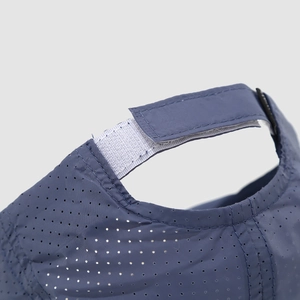 Detail van de verstelbare klittenbandsluiting op de donkerblauwe baby baseballpet