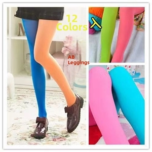 Détail de collants asymétriques en velours avec des jambes bicolores contrastées variées