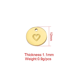 Pendentif rond 12mm en acier inoxydable plaqué or 18k avec gravure de cœur, vue principale