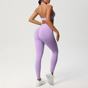 Vista posteriore del set yoga viola chiaro con reggiseno scollato e leggings a vita alta push-up