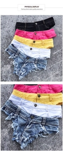 Dettaglio degli shorts in denim con orli sfilacciati e molteplici colori vivaci