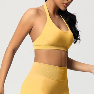 Détail de la texture côtelée jaune moutarde sur le soutien-gorge licou et le legging taille haute