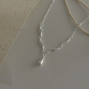 Minimalist S925 sterling silver water drop ripple necklace with wavy chain links