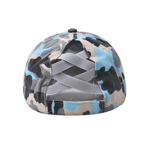 Détail de la casquette queue de cheval haute avec bandes élastiques et motif camouflage