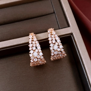 Vue détaillée des boucles d'oreilles en U plaquées or rose avec zircons sertis