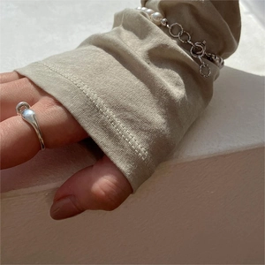 Minimalist 925 silver teardrop ring and pearl bracelet set for a stylish daily look