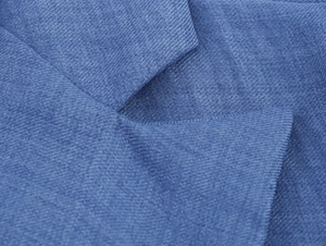 Makroaufnahme der blauen Twill-Stoffstruktur mit detaillierten Spitzennähten am Kleid