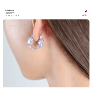 Dettaglio degli orecchini con zircone bianco marquise su modella con scritte moda
