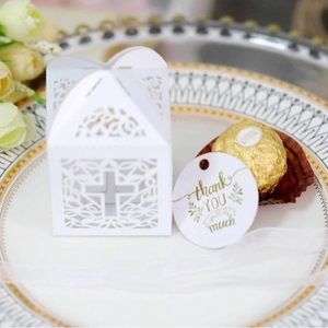 Witte lasergesneden geschenkdoos met kruis en bedanklabel voor bruiloft snoepjes