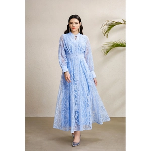 Robe longue élégante en dentelle bleu clair à manches longues et col en V pour l'automne