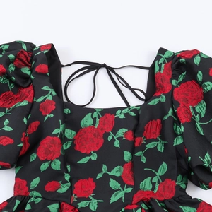 Robe française à manches bouffantes, col carré et motif jacquard de roses rouges