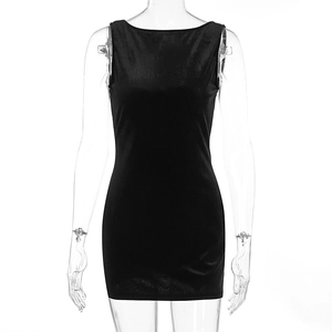Détail d'une mini-robe moulante noire en velours avec une finition de tissu scintillant