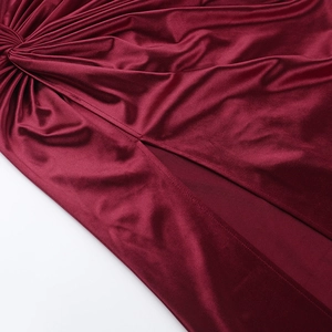 Détail de la robe en satin bordeaux avec nœud élégant et fente latérale haute