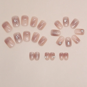 Faux ongles courts aurora effet oeil de chat avec dégradé rose et strass argentés