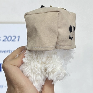 Porte-clés peluche Westie blanc mignon portant un masque carré en tissu beige doux