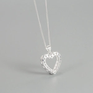 Collier élégant en argent sterling 925 avec pendentif cœur ajouré sur fond gris