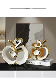 Details von Apfel-Keramikdeko in Weiß und Gold mit hohlem Herzmuster-Design
