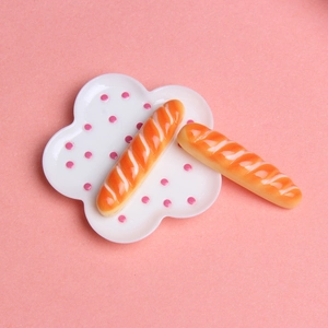 Mini baguettes françaises sur assiette à fleurs rose à pois pour maison de poupée