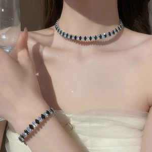 Nahaufnahme von glitzerndem Zirkonia-Halsketten und Armbandset am Hals und Handgelenk