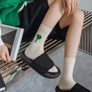 Calze a metà polpaccio da donna bianco sporco con ricamo cuore verde e dettagli nappe