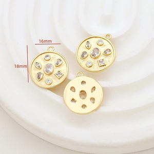 Detailliertes Makro von 16mm vergoldetem Vintage-Rundanhänger mit Zirkonia-Steinen