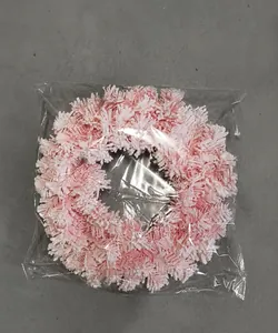 Détail d'une couronne de Noël rose cerisier dans son emballage pour décoration murale