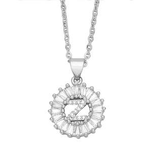 Détail du pendentif lettre Z argentée avec oxydes de zirconium et effet soleil brillant