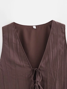 Détail du haut marron plissé sans manches avec texture verticale et étiquette de taille S