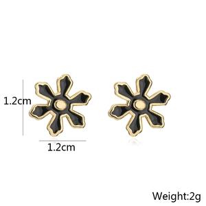 Dettaglio orecchini a fiore in smalto nero da 1,2 cm con placcatura in oro e misure incluse