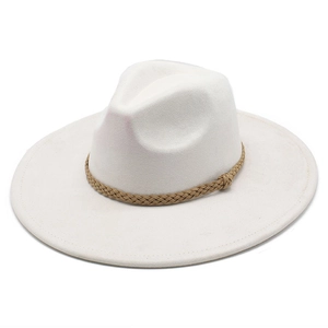 Detail eines weißen Wildleder-Fedora-Hutes mit gewebtem kamelfarbenem Zierband