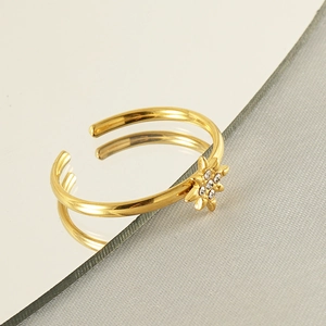 Vue détaillée d'une bague étoile du nord dorée 18k ajustable avec cristaux blancs